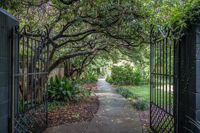Hidden Alleyways and Historic Sites Small-Group Walking Tour - Historic Points of Interest
