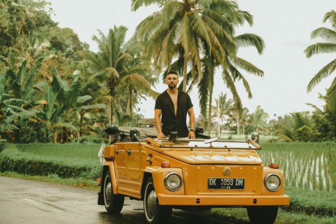 Hidden Paradise In Vintage Volkswagen - Languages and Participants