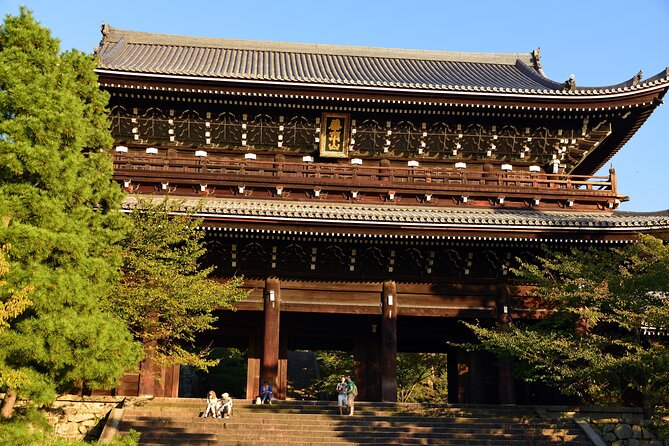 Higashiyama Kiyomizudera and Yasaka Shrine Discovery Walking Tour - Exploring Yasaka Shrine