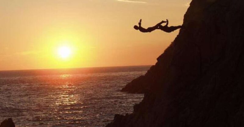 High Cliff Divers by Night With Dinner From Acapulco - Location and Experience