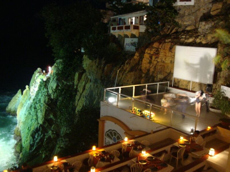 High Cliff Divers by Night With Dinner From Acapulco - Sophisticated Atmosphere