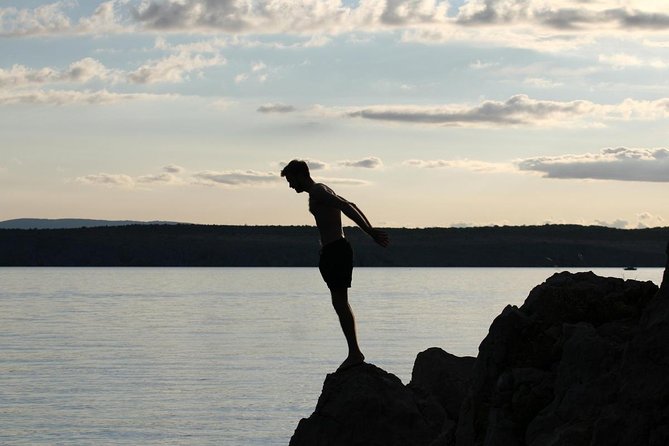 High Diver Optional Lunch + Shopping Tour Flea Market & Shops - Key Points