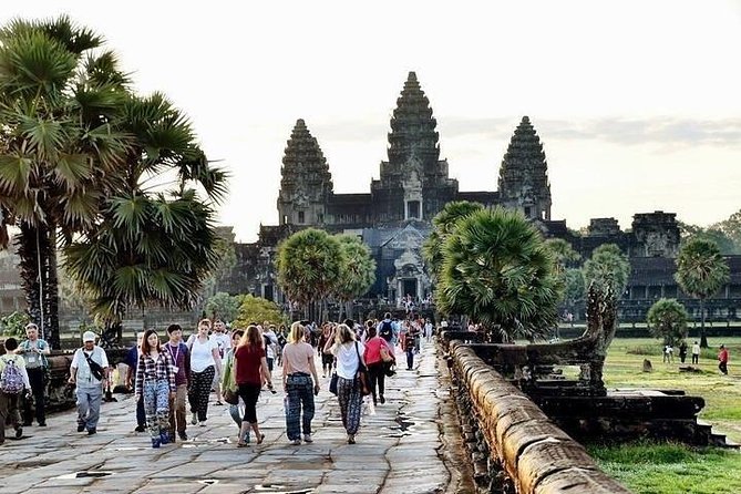 Highlight of Siem Reap Small Group Tour - Free Hotel Pickup and Drop-Off - Discovering Angkor Thoms Architectural Wonders