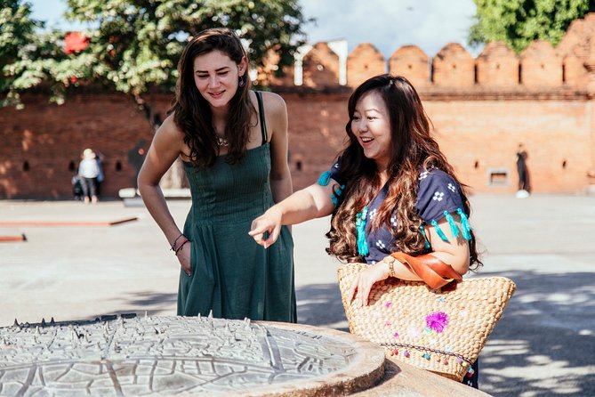 Highlights & Hidden Gems With Locals: Best of Chiang Mai Private Tour - Bustling Markets and Local Cuisine