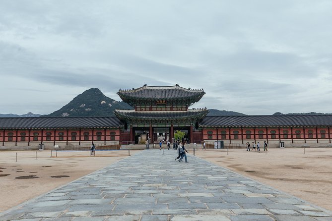 Highlights & Hidden Gems With Locals: Best of Seoul Private Walking Tour - Insights From the Local Guides Expertise