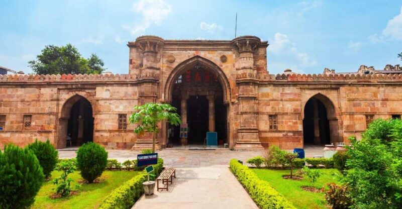 Highlights of Ahmedabad (Guided Half-Day City Tour) - Iconic Attractions: Temples, Mosque, and Fort