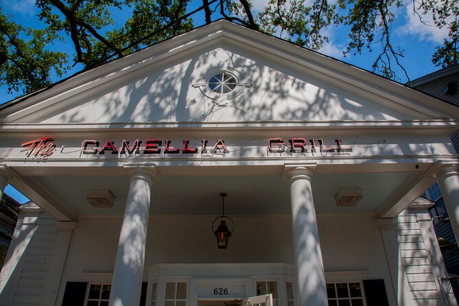 Highlights of the New Orleans Carrollton Neighborhood - Lively Oak Street