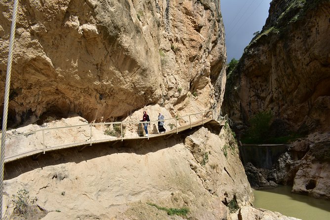 Hike Along the Gollizno Route - Traversing the Velillos River