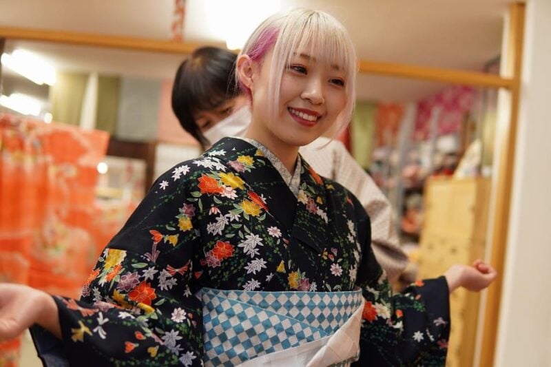Hiroshima, Dressing Kimono and Strolling Around the Town - Visiting Miyajima