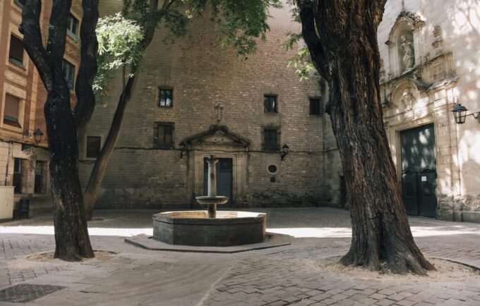 Histary: Guided Tour Through the Gothic Quarter With Augmented Reality - Connecting With Barcelonas Captivating Narratives