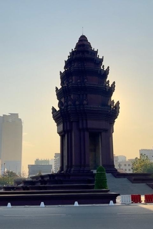Historic Buddhist Temple & Local Market Tour With Lina - Market Visits