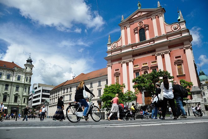 Historic Ljubljana Tour With Ljubljana Castle Included - Experiencing the Central Market Ambiance
