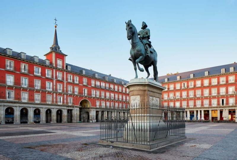 Historical Madrid in French: In Small Committee & In Private - Discover Madrids Iconic Landmarks