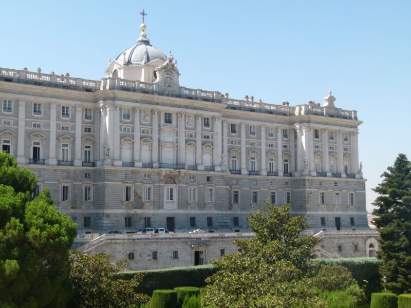 Historical Madrid in French: In Small Committee & In Private - Unraveling the Citys Captivating History