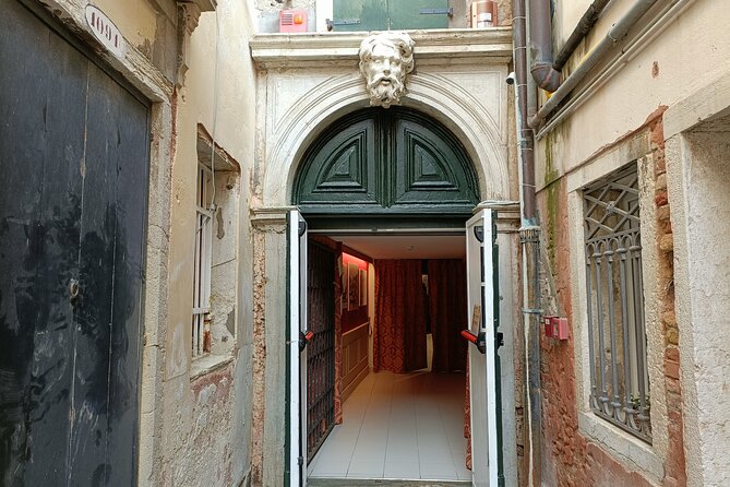 History Gallery: Venice in the Past 3D Experience - Taking in the Unique Bookshop
