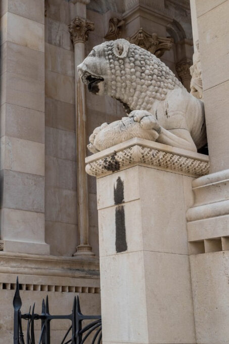 History Walking Group Tour in Split - Language and Inclusions