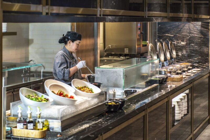 HKG Hong Kong International Airport: Premium Lounge Entry - Amenities and Services