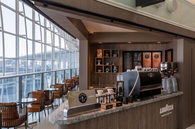 HKG Hong Kong International Airport: Premium Lounge Entry - Lounge Accessibility