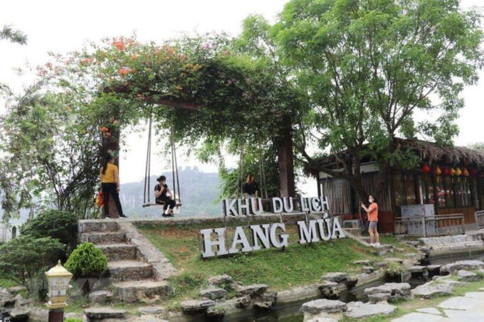Hoa Lu and Tam Coc in Ninh Binh Full Day Tour - Dining Experience at Ninh Binh Excursion Restaurant