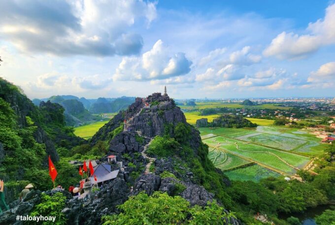 Hoa Lu, Tam Coc, & Mua Cave Day Trip With Lunch & Limousine - Meals and Refreshments