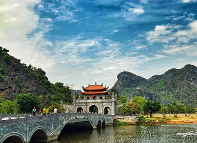 Hoa Lu, Tam Coc, Mua Caves Full-Day: Biking, Boating, Lunch - Pickup and Return