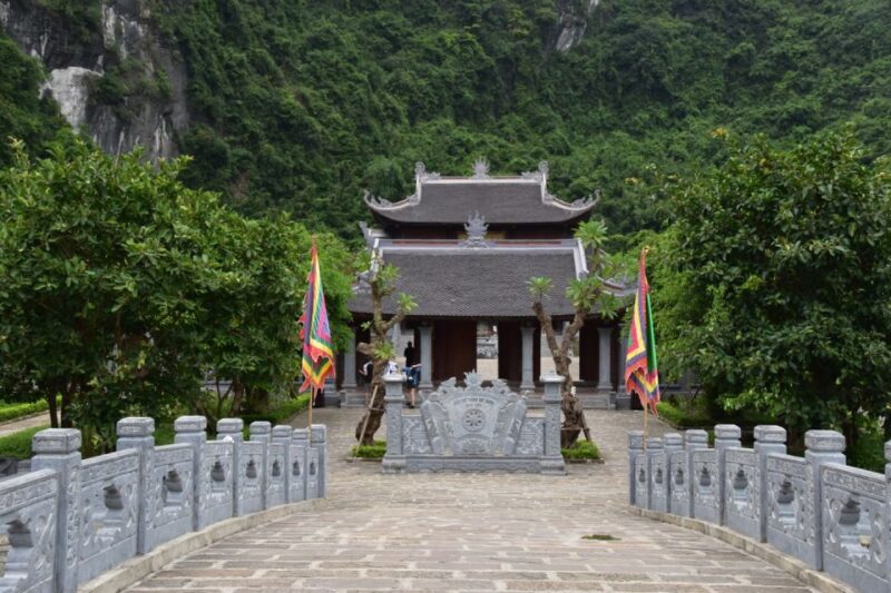 Hoa Lu -Tam Coc Rowing Boat, Buffet Lunch, Limousine Van - Pickup and Departure