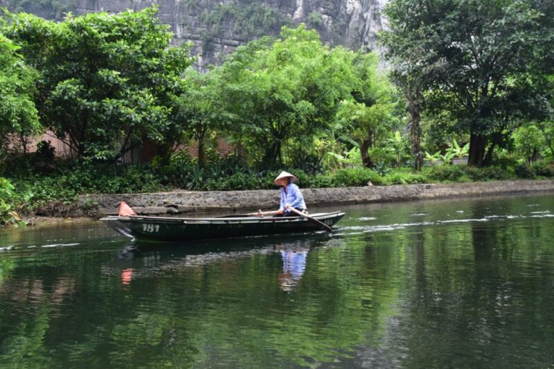 Hoa Lu -Tam Coc Rowing Boat, Buffet Lunch, Limousine Van - Buffet Lunch Experience