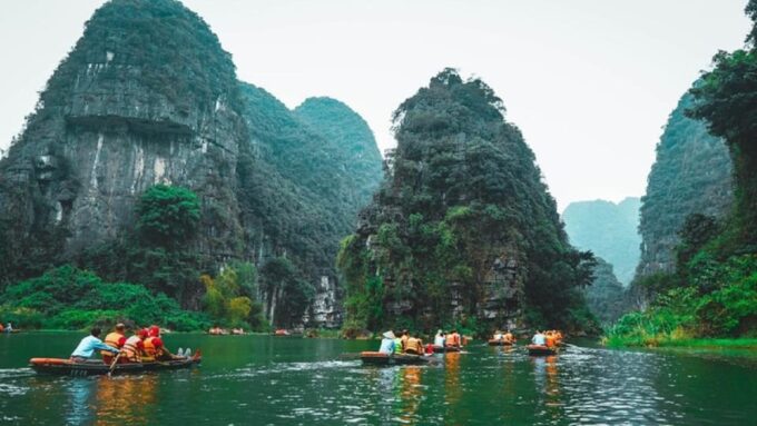 HOA LU - TRANG AN FULL DAY TRIP BY LIMOUSINE FROM HA NOI - Pickup and Drop-off