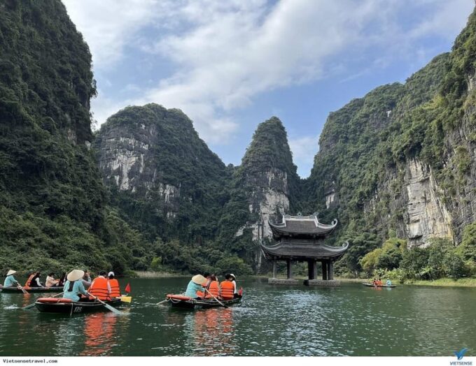 HOA LU - TRANG AN FULL DAY TRIP BY LIMOUSINE FROM HA NOI - Accessibility and Dress Code