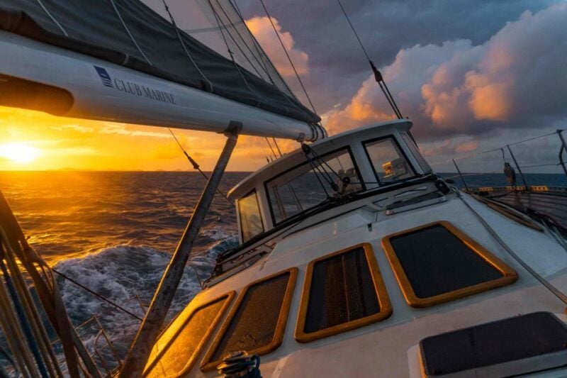 Hobart: Luxury Yacht Scenic Sailing Tour With Snacks - Expert Commentary