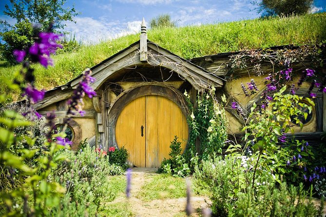 Hobbiton Movie Set and Rotoruas Geothermal Valley Tour Departing Auckland - Maori Cultural Experience