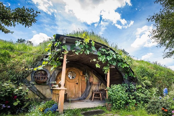 Hobbiton Movie Set and Waitomo Glowworm Caves Guided Day Trip From Auckland - Tour Combination and Experiences