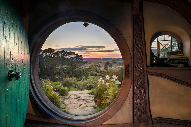 Hobbiton & Waitomo Caves Guided Tour From Auckland With Lunch - Group Size