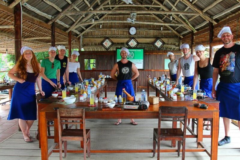 Hoi An: Bay Mau Vegan Cooking Class, Market & Basket Boat Trip - Visiting the Local Market