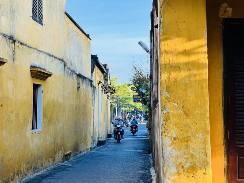 Hoi An: Guided Tour of Town and Fish Market With Breakfast - Hoi An Ancient Town