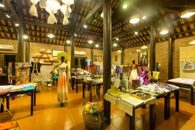 Hoi An: Half-day Silk Weaving Discovery Tour - The Weaving Process and Silk Showroom