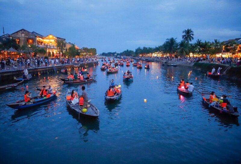 Hoi An: Hoai River Boat Trip by Night and Floating Lantern - Activity Overview