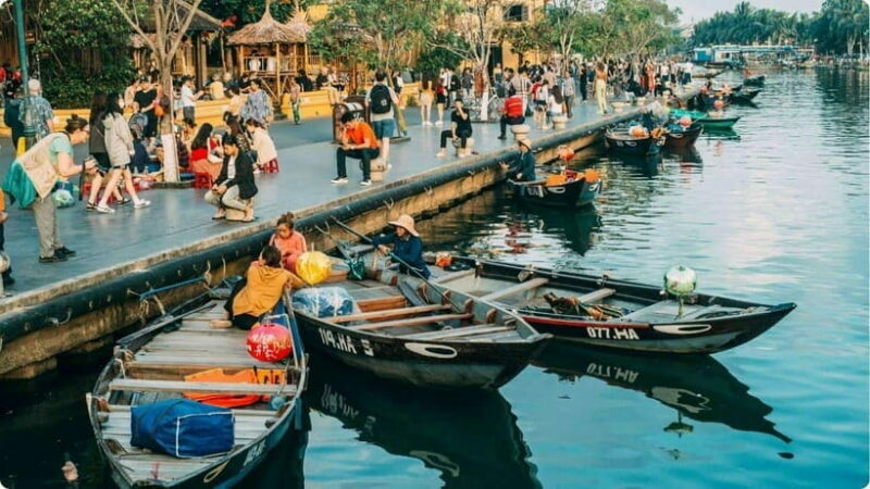 Hoi An: Hoai River Boat Trip by Night with Release Lantern - Key Points