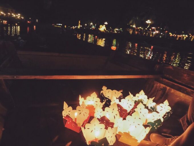 Hoi An: Hoai River Night Boat Trip and Floating Lantern - Observing the Drifting Lanterns