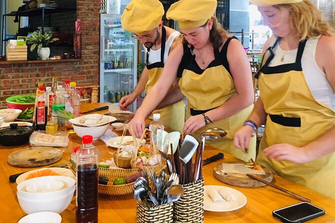 Hoi An Local Market and Vegetable Village Cooking Class - Market Exploration