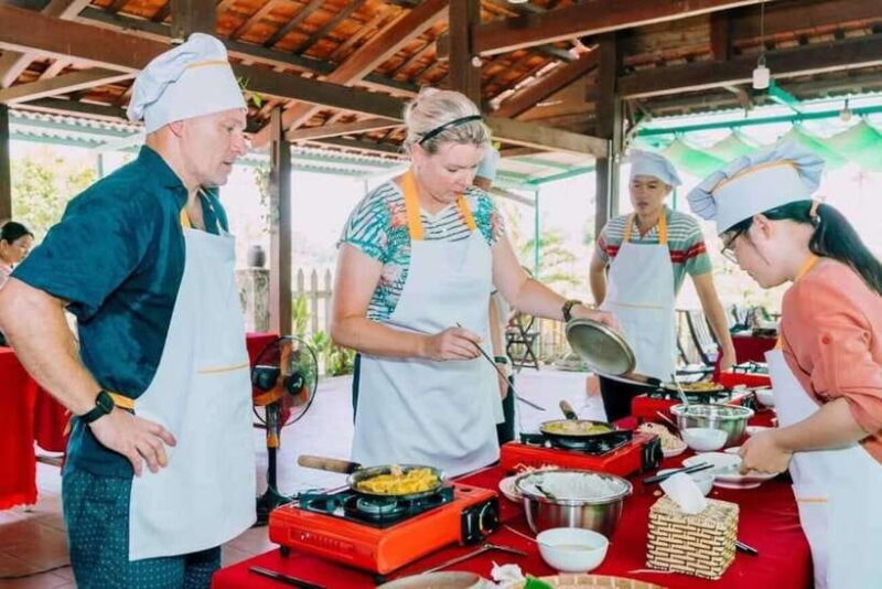 Hoi An: Market Tour and Farming and Cooking Class in Tra Que - Itinerary and Activities