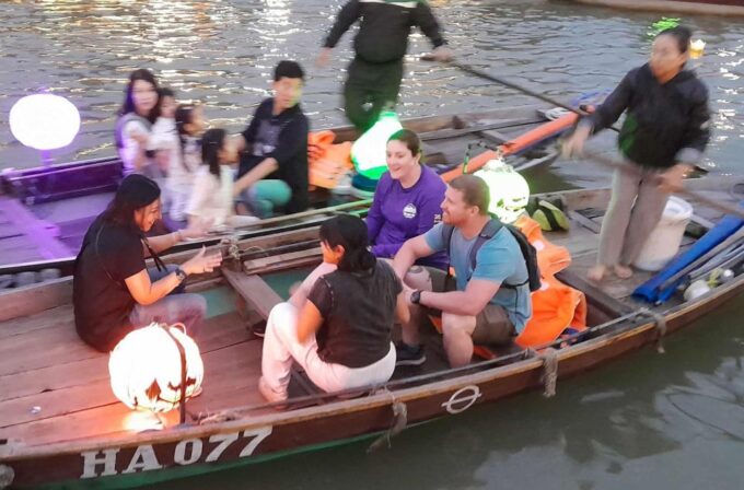 Hoi an Night Market With Walking Tour - Sampan Boat Ride - Accessibility