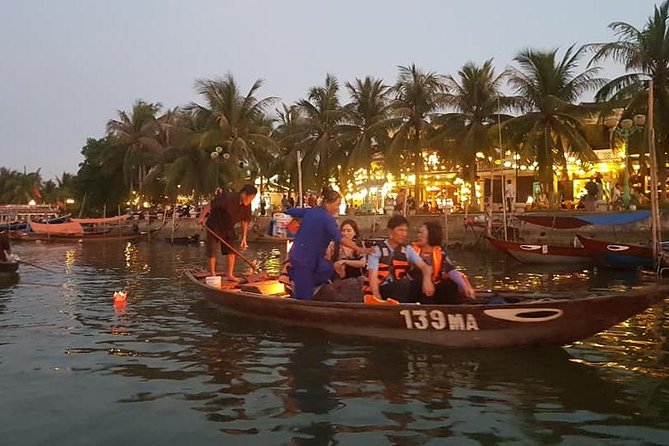 Hoi an Nightlife Tour With Hoi an Ancient Walking Tour, Boat Ride, Night Market - Photography Opportunities and Capturing Nightlife