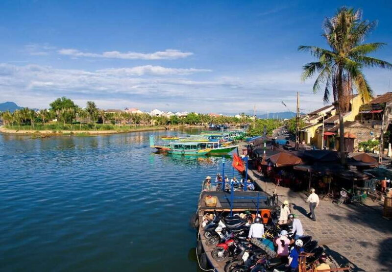 Hoi An: Private Bicycle & Boat Tour With Local Dinner - Enjoying a Local Dinner