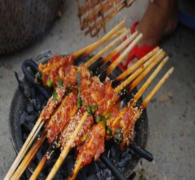 Hoi An: Street Food Tour by Scooter With Local Lady - Pickup and Dropoff