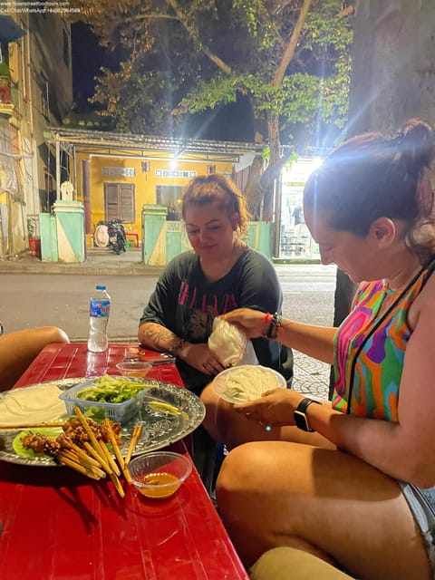 Hoi An: Street Food Walking Tour With Tastings - Vibrant Market Atmosphere
