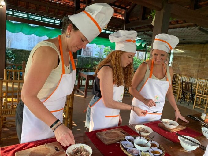 Hoi An : Vegan Cooking Class - Market & Coconut Basket Boat - Market Visit and Bargaining