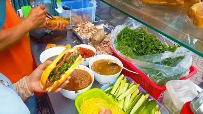 Hoi An Walking Street Food Tour by Local Guide - Group Size and Language