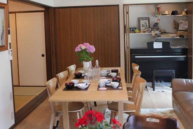 Home Made Maki Sushi Class in Fukuoka - Class Size and Operator