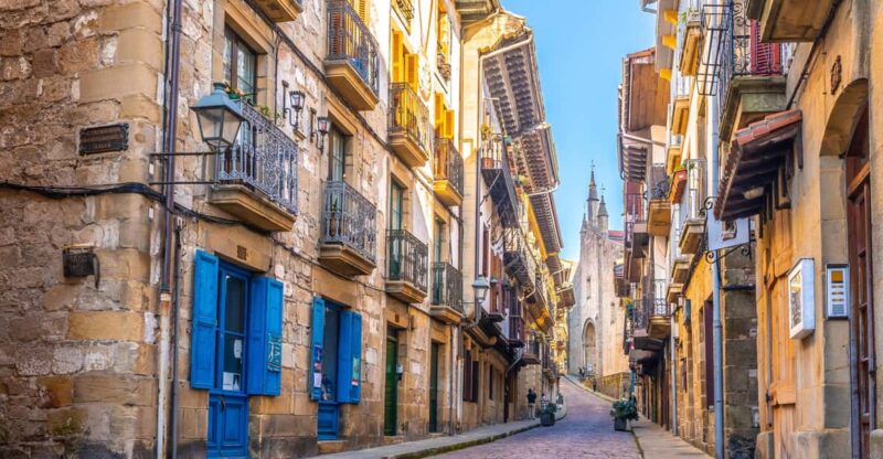 Hondarribia: Essential Walking Tour of the Citys Landmarks - Exploring Hondarribias Old Town